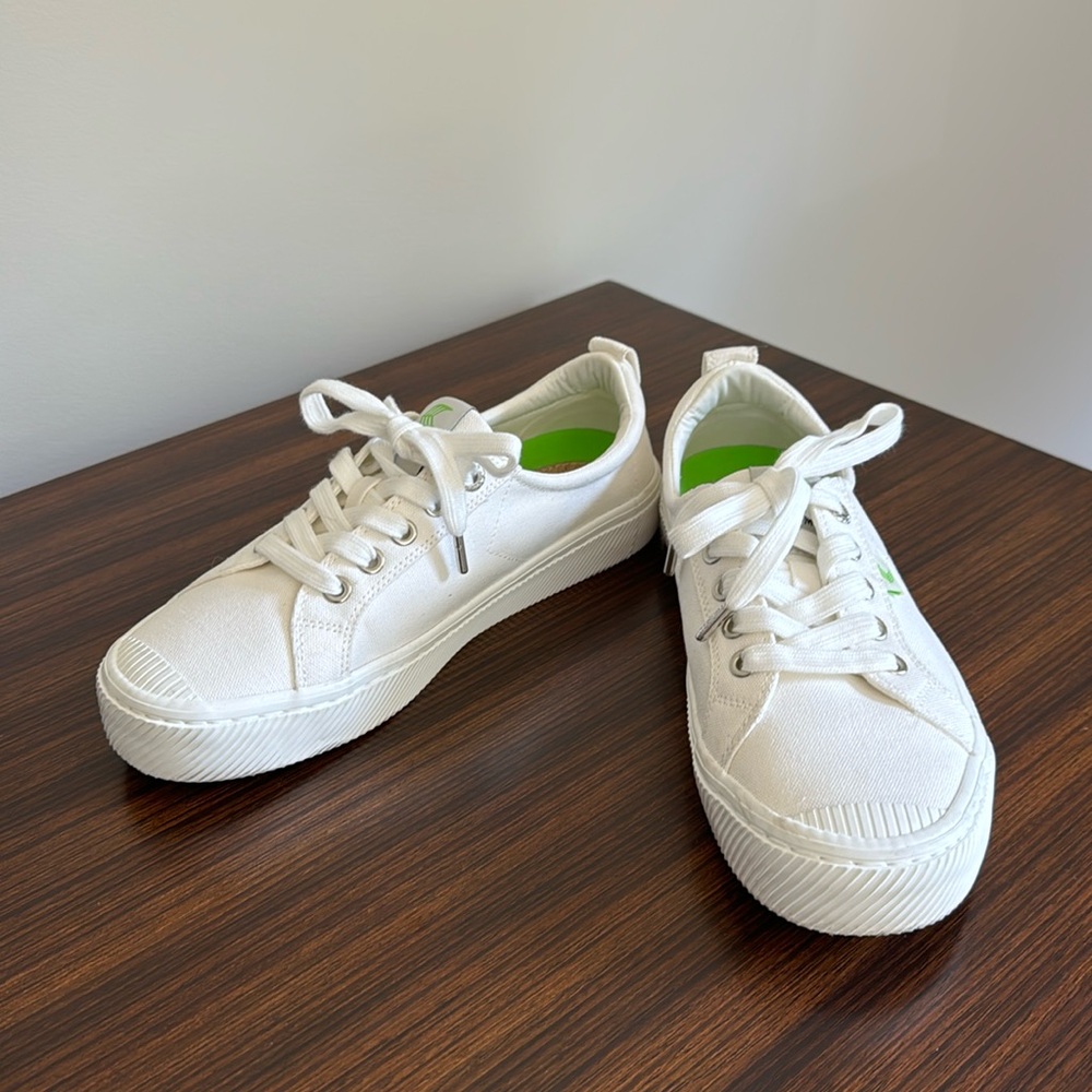 Cariuma OCA Low Canvas Off-White Unisex Sneaker 7.5 US Women / 6 US Men